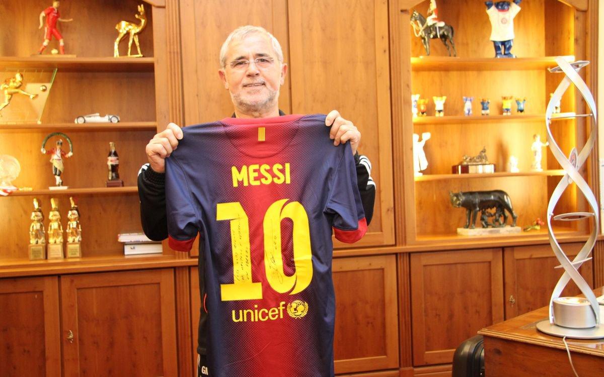 3. Messi sent Gerd Mueller a shirt after he broke the German's record of scoring the most goals in a calendar year. What did he write on that shirt?