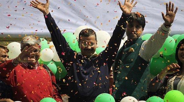Kejriwal Swears In As CM At Ramlila. Delhi Forgets Valentine’s To The Tune Of #5SaalKejriwal