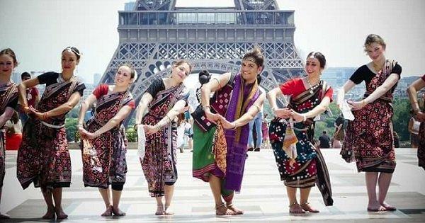 A Dance Group From Odisha Performed At The Eiffel Tower & The Pictures Are Breathtaking