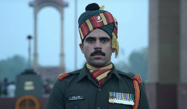 This Moving Story Of An Unsmiling Guard At India Gate Will Convince You To Smile More Every Day