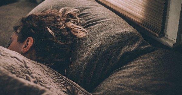 10 Ways To Adjust Your Circadian Rhythm For A Healthy Sleep Cycle & Lifestyle