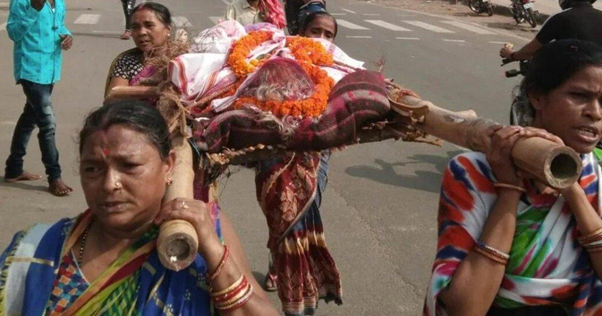Four Daughters Shoulder Mother’s Body & Perform The Last Rites After Sons Don’t Show Up
